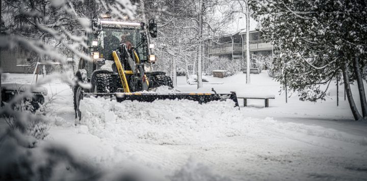 En av PHM Group sine snøryddingsmaskiner utfører snøbrøyting i et borettslag